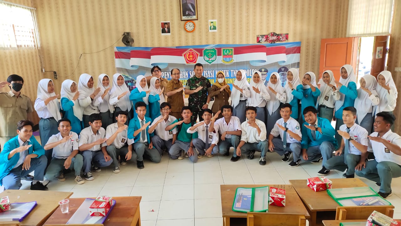 Para Siswa SMAN 1 Pebayuran Semangat Mengikuti Sosialisasi Masuk TNI-POLRI