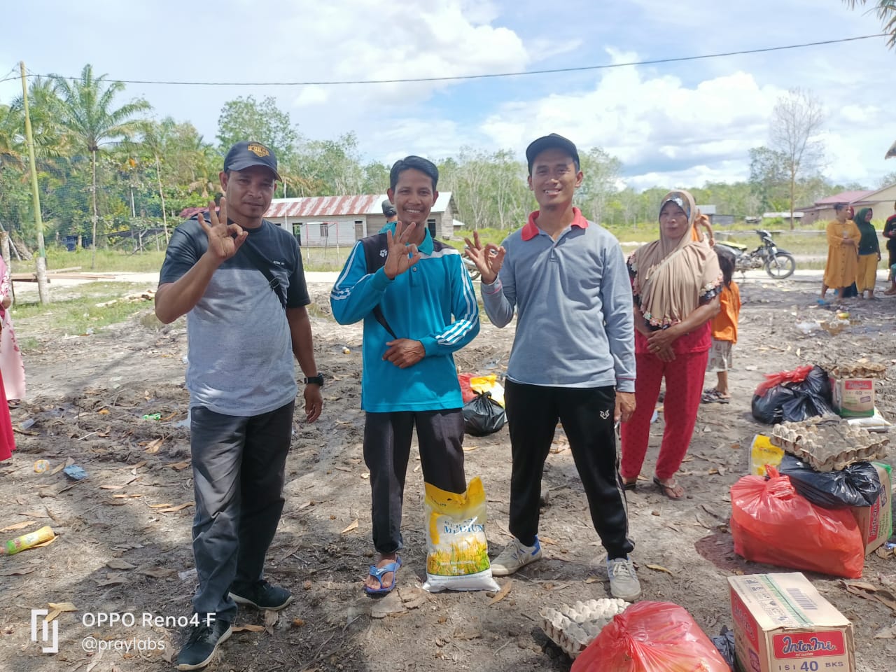 Kepala Desa Sungai Nibung Bersama Camat Salurkan Bantuan Kepada Warga Terdampak Banjir
